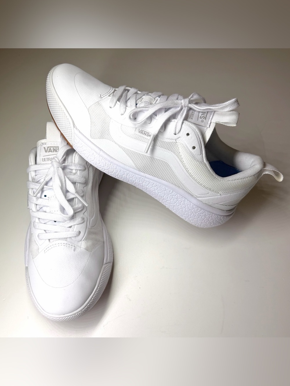 VANS Unisex Ultrarange Exo Low Top Athletic Sneaker Size- Mens 7 / Women’s 8.5